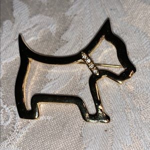 Brooch, gold toned, in the shape of a terrier